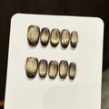 Cat-Eye Kunstnägel-Set in Dunkelgrau mit goldenem und smaragdgrünem Galaxie-Effekt - XS / 3155-Goldbraun Katzenauge