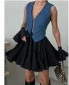 Dettaglio gonna a pieghe a vita alta con gilet in denim e fibbia in metallo - S / Nero