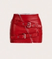 Dettaglio della minigonna in pelle PU rossa con cerniera diagonale e doppie fibbie metalliche - S / Rosso