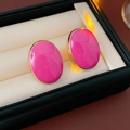 Dettaglio di orecchini vintage ovali rosa con bordo dorato in una scatola regalo - Perno in Argento - Rosa Ovale / Rosa