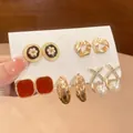 Set di cinque paia di orecchini eleganti con perle vintage e disegni dorati lucidi - Set da 5 Paia (Ago d'Argento-Oro-Rosso-Bianco)