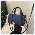 Petit sac à main bleu foncé motif crocodile avec détails dorés et bandoulière - Bleu