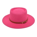 Detail eines rosenroten Strohhutes mit braunem Lederband und goldener Schnalle - M (56-58cm) / Fuchsia