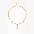 Dettaglio della collana in titanio dorato con pendenti circolari in madreperla e catena - Collana a Cerchio Oro Bianco Madreperla