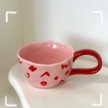 Tazza in ceramica rosa con bordo ondulato e manico rosso per bambini - Alfabeto / Rosso