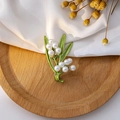 Dettaglio della spilla a foglia verde con perle bianche su vassoio di legno - Stile Foglia di Perla (Z267)