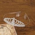 Elegante tiara da sposa argentata con strass e motivo a cuore su fondo in legno vintage - Stile K