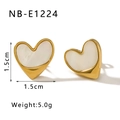 Dettaglio macro degli orecchini a cuore dorati da 1,5cm con intarsio in madreperla - Stile Cuore d'Oro e Madreperla (NB-E1224) / Oro 18K