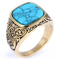 Anello vintage dorato con turchese quadrato e intricate incisioni floreali laterali - US 7