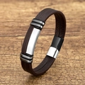 Dettaglio di un bracciale in pelle intrecciata marrone con piastra in metallo e fibbia - Stile-4 (Pelle Marrone Scuro/Metallo Argento)