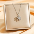 Elegante roterende sneeuwvlok hanger van zilver titanium staal met kristallen - Zilveren Draaiende Sneeuwvlok (8274)