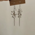 Boucles d'oreilles papillon en argent avec longues franges en métal en présentation - Pendentif papillon à franges argenté (MY36544)