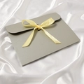 Elegante confezione regalo grigia a busta con un fiocco decorativo in raso giallo - Grigio chiaro