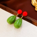 Dettaglio degli orecchini in resina con ciondoli verdi e perle rosse retrò - Rosso/Verde
