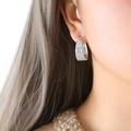 Orecchini a righe argentati con zircone rettangolare indossati dalla modella - Orecchini d'argento