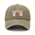 Detail der khakifarbenen Baumwollkappe mit Basketball MOM Stickerei und Wascheffekt - Einheitsgröße / Khaki