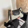 Sac bandoulière rétro bicolore noir et gris avec pendentif raquette de tennis doré - Avec Pendentif / vert clair