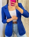 Detalle de chaqueta azul brillante para mujer con solapas clásicas y mangas dobladas - S / Azul