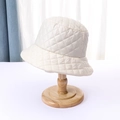 Dettaglio della trapuntatura a rombi e trama in nylon lucido del cappello a secchiello - Taglia unica / Bianco Sporco