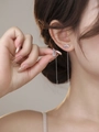 Dettaglio di orecchini lunghi a nappa in argento con cristalli scintillanti su una modella - NE1392-Zircone Ala