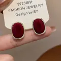 Dettaglio di orecchini ovali rossi con bordo dorato e perni in argento S925 - 4# Ago d'Argento - Rosso - Ovale