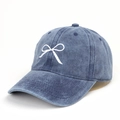 Dettaglio del ricamo a fiocco bianco su cappellino da baseball in denim blu lavato donna - Regolabile / Blu Notte