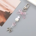 Llavero con lazo rosa y perlas con dijes de corazón para bolsos y estuches - Rosa