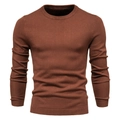 Detail von Rundhalsausschnitt und Rippstrick-Textur an einem dunkelbraunen Herrenpullover - S / Kaffeebraun