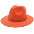 Vue détaillée du chapeau en feutre orange avec ceinture en cuir marron et boucle dorée - M(56-58cm) / Orange