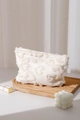 Dettaglio della borsa cosmetica in peluche bianca con trama floreale e etichetta logo - Grande / Peluche Bianco