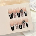 Vista de detalle de uñas postizas de trapecio largo con degradado negro y diamantes - XS / Ataúd extralargo (2949)