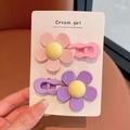 Dettaglio di fermagli per capelli a fiore rosa e viola con centro giallo per bimba - Rosa & Viola (Set di 2)