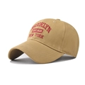 Detail van rood 3D-borduurwerk op kaki katoenen baseballcap met Brooklyn-tekst - Verstelbaar / Khaki