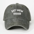 Détail de la casquette en coton délavé gris avec texte imprimé Shit Show Supervisor - Vert Armée