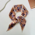 Dettaglio di un foulard in seta marrone caffè con stampa floreale viola e vassoio - 03-Floreale Caffè