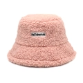 Gros plan sur un bob en laine d'agneau rose avec écusson brodé blanc logo HaiTalentoM - M (56-58cm) / Rose