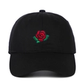 Cappellino da baseball nero in cotone con elegante ricamo di rosa rossa in rilievo - Taglia unica / Nero