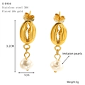 Vista detallada de pendientes de concha en acero chapado en oro 18k con perlas - Estilo de Perla de Concha Dorada (S-E456)
