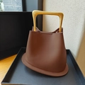 Borsa a secchiello in pelle marrone con un manico rettangolare dorato unico e finitura liscia - Caramello
