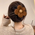 Barrette fleur en feutre marron style rétro français portée à l'arrière de la tête - Épingle à Cheveux Florale en Velours / Marron