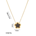 Gouden ketting met bloemhanger van zwarte parelmoer en kralenrand op witte achtergrond - Zwart Parelmoer
