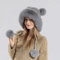 Bonnet d'hiver en tricot gris avec cache-oreilles en fourrure et pompons - Gris