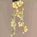 Detail von gelben Blumen-Quastenohrringen mit weißen Perlen auf schlichtem Grund - 27# Silbernadel - Gold & Gelb