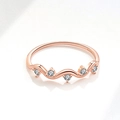 Anello a onde in argento s925 placcato oro rosa con cinque zirconi bianchi - US 5 / Oro rosa