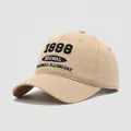 Dettaglio del cappellino bimbo 100% cotone con ricamo 3D 1998 su tessuto color kaki - 50cm (1-3 anni) / 1998-Color Farina d'Avena
