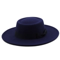 Cappello boater in lana blu navy con corona piatta, tesa larga e nastro di raso nero - M (56-58cm) / Blu navy