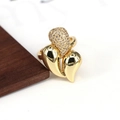 Détail de la bague coeur en plaqué or 18k avec oxydes de zirconium sur bois sombre - Design triple cœur