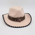 Chapeau de cowboy en feutre rose élégant avec bande vintage et boucle cœur - Beige avec bord noir (Grand cœur)