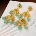 Boucles d'oreilles vintage en or avec pierre verte ovale et touches de bleu floral - 16# Clip-on - Branche de Fleurs Cyan Ajourée