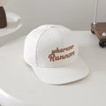 Dettaglio del ricamo 'wherever Runners' su un cappellino in cotone beige a tesa piatta - 52-54cm (3-8 Anni) / Bianco